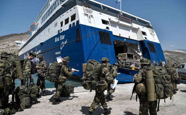 Grški vojaki se vkrcujejo na trajekt, ki plove proti otočku Kastelorizo. FOTO: Louisa Gouliamaki/AFP