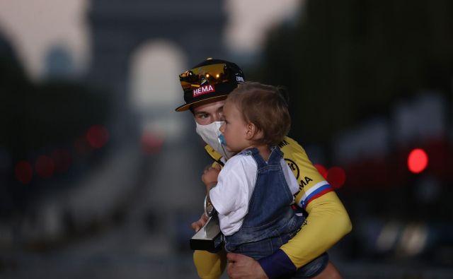 Primož Roglič je skupaj z enoletnim sinom Levom stopil na oder za zmagovalce. FOTO: Kenzo Tribouillard/AFP