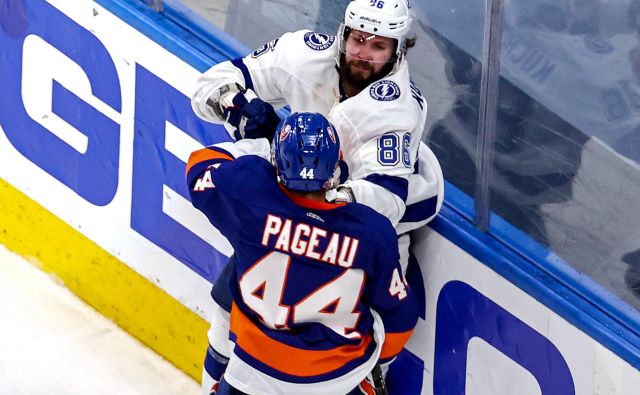Tampin zvezdnik Nikita Kučerov se je tudi takole moral boriti za vstop v veliki finale proti Jeanu-Gabrielu Pageauju iz moštva New York Islanders. FOTO: Bruce Bennett/AFP