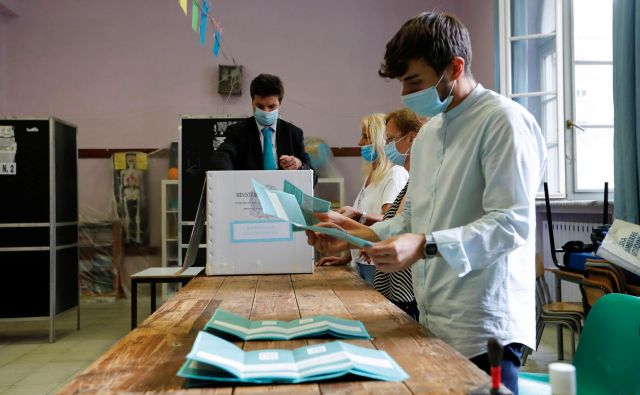 Volilne komisije imajo polne roke dela. Na referendumu lahko glasuje 46,5 milijona volivcev, na regionalnih volitvah v sedmih deželah pa 18 milijonov. FOTO:Remo Casilli/Reuters