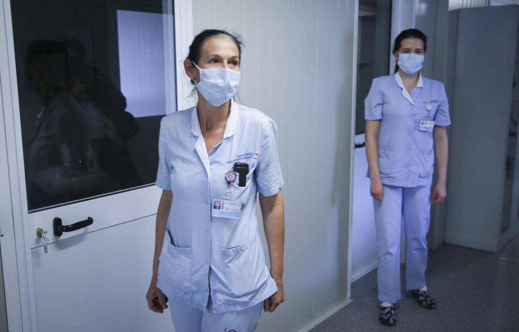 Zdravstveni delavci v času pandemije veliko tvegajo