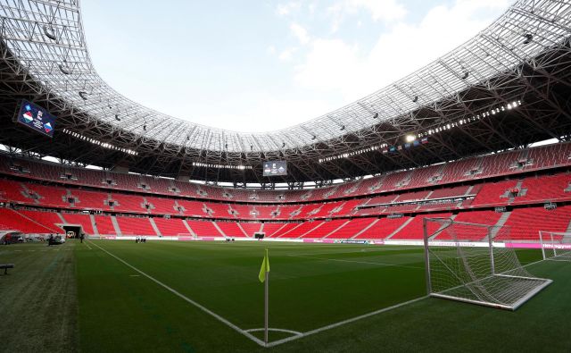 Puskas Arena danes ne bo tako prazna kot v zadnjih mesecih. Zvečer bo 20.000 gledalcev pospremilo tekmo Bayerna in Seville. FOTO: Bernadett Szabo/Reuters