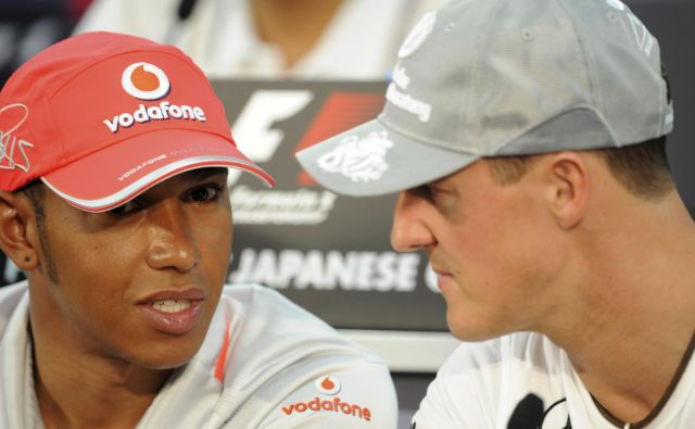 Lewis Hamilton (levo) si na začetku svoje kariere v formuli 1 niti v sanjah ni upal pomisliti, da bo kdaj ujel Michaela Schumacherja. FOTO: Reuters