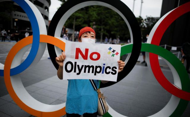 Na Japonskem so še vedno glasni tudi nasprotniki olimpijskih iger 2021 v Tokiu. FOTO: Issei Kato/Reuters
