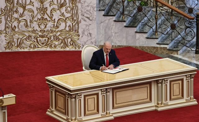 V popolni tajnosti in brez običajnega (in zakonsko obveznega) radijskega prenosa je danes Aleksander Lukašenko ponovno svečano prisegel kot »novi« beloruski predsednik. Foto Sergej Šeleg/AFP