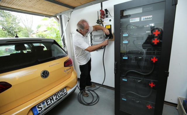 Vse večja uporaba električnih avtomobilov in tudi toplotnih črpalk je izziv za upravljavce elektroenergetskih omrežij. FOTO: Ralph Orlowski/Reuters