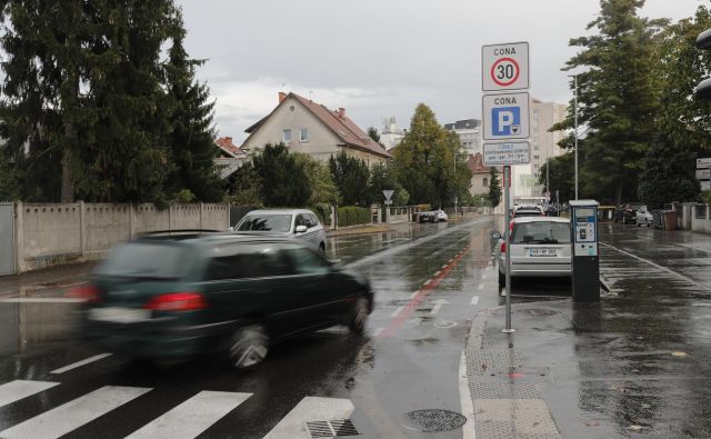 Plačljivo parkiranje za Bežigradom urejata le dva prometna znaka. FOTO: Uroš Hočevar/Delo