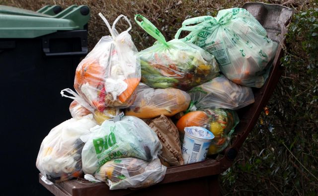 Eden izmed ciljev trajnodstnega razvoja v EU je zmanjšanje količine odpadne hrane na prebivalca v prodaji na drobno in pri potrošnikih za polovico ter zmanjšanje izgube hrane ob celotni dobavni verigi do leta 2030. FOTO: Igor Modic