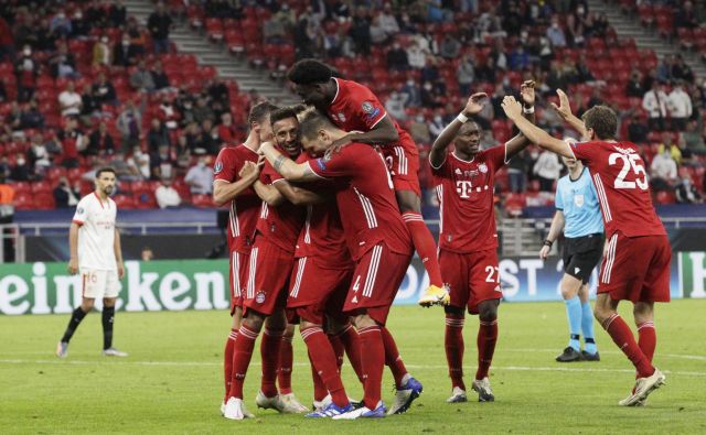 Nogometaši Bayerna so prešerno proslavili odločilni gol Javija Martineza. FOTO: Bernadett Szabo/Reuters