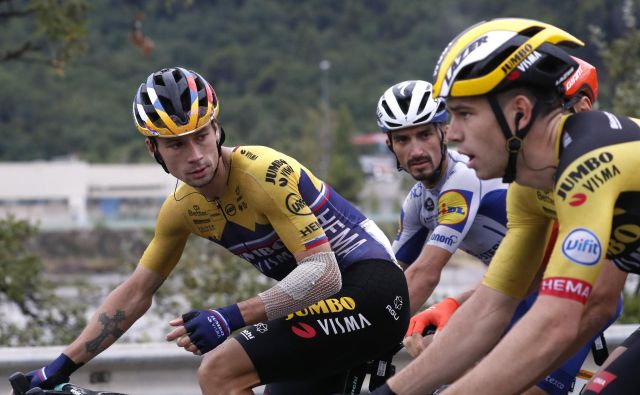 Primož Roglič (levo) in Wout van Aert (desno, v sredini Julian Alaphilippe) sta na Touru delovala usklajeno, danes bosta velika tekmeca. FOTO: Stephane Mahe/Reuters