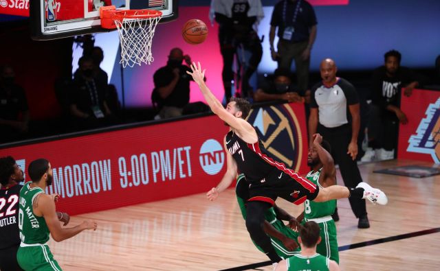 Goran Dragić uspešno ogroža Bostonov obroč s poskusi za tri točke, hitrimi prodori in tudi akrobatskimi meti. Foto Kim Klement/USA Today Sports