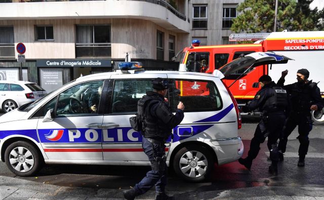 Osumljenca za napad blizu nekdanjih prostorov francoskega satiričnega tednika Charlie Hebdo sta na begu. FOTO: Alain Jocard/AFP