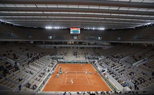 Le redki izbranci zdaj lahko uživajo pod novo streho igrišča Philippa Chatrierja v Parizu. FOTO: Charles Platiau/Reuters