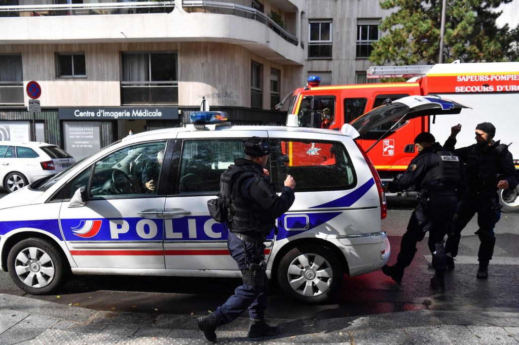 FOTO:V napadu z nožem v središču Pariza več ranjenih