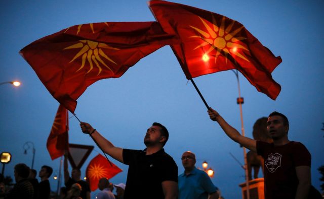 Šele ko je bil razrešen dolgoletni spor z Grčijo o imenu države, so se Severni Makedoniji odprla vrata za evropsko pot. FOTO: Marko Djurica/Reuters