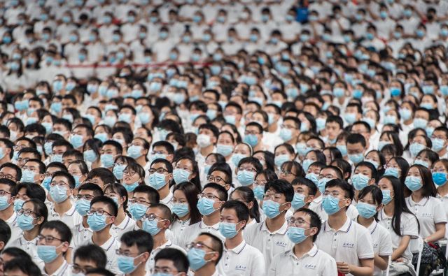 Študenti unverze v Wuhanu, kjer je prišlo do prbvega izbruha virusa. FOTO:Str/Afp