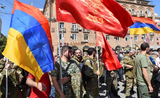 Tako so v Jerevanu pospremili odhod svojih vojakov na bojišče konflikta med Armenijo in Azerbajdžanom. FOTO: Melik Baghdasarjan/Reuters