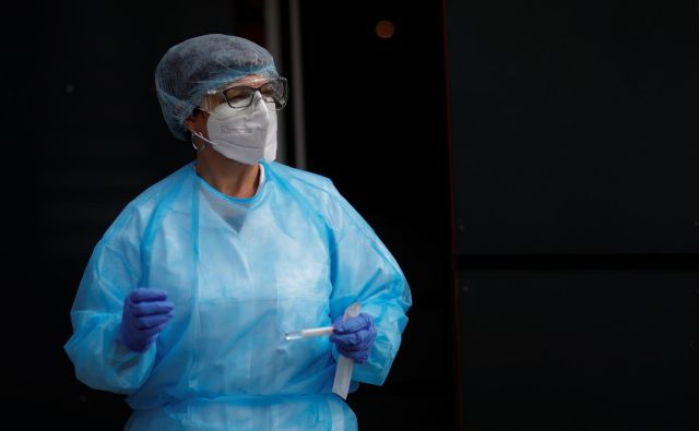 Strokovna skupina kljub naraščanju okužb ni predlagala novih ukrepov. FOTO: Stephane Mahe/Reuters