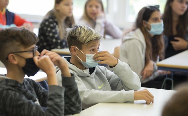Nošenje mask ne bo več obvezno v razredih med poukom. FOTO: Jure Eržen/Delo