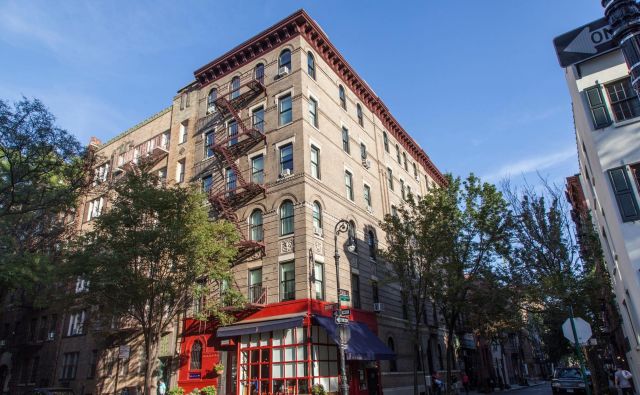 Stavba v New Yorku, kjer je domnevno Monicino in Chandlerjevo stanovanje. FOTO: Raquel Rodr/Shutterstock