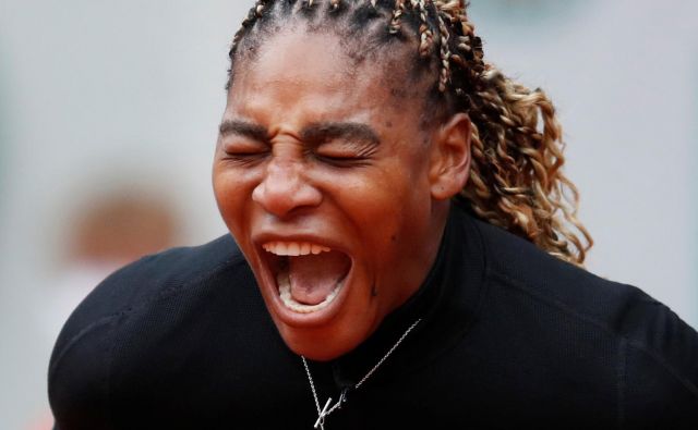 Serena Williams razočarana zapušča Pariz. FOTO: Gonzalo Fuentes/Reuters