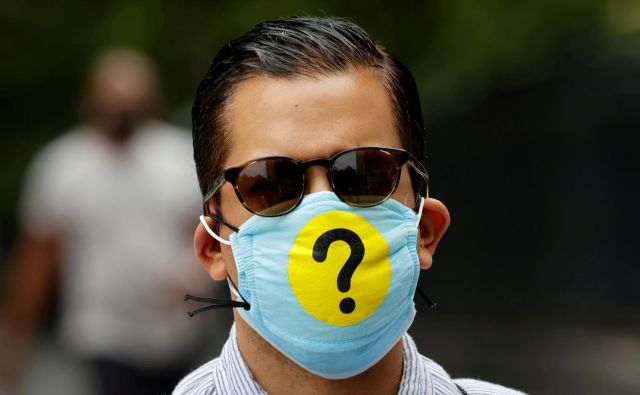 Vprašanje, ali nas vseh morda ne vlečejo za nos, ko nam nanj obešajo te preklete in hkrati rešilne maske, se očitno postavlja kot najbolj vroč kostanj te jeseni. FOTO: Mike Segar/Reuters