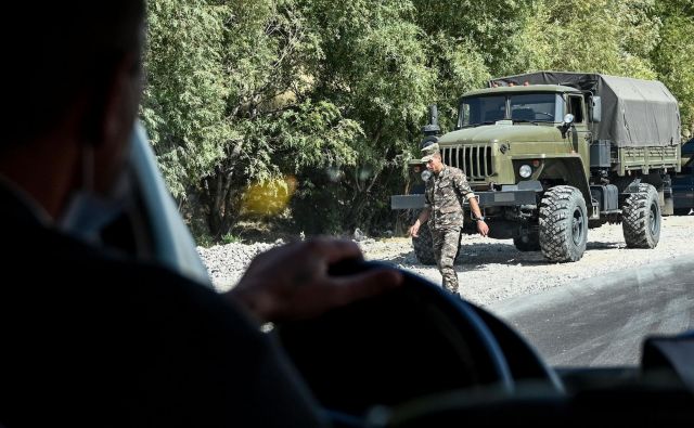 Razmere med med Armenijo in Azerbajdžanom se še naprej zaostrujejo. FOTO: AFP