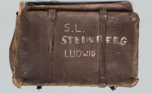 Eden od kovčkov v muzejski zbirki nosi ime »Ludwig Steinberg«. FOTO: Auschwitz-Birkenau State Museum