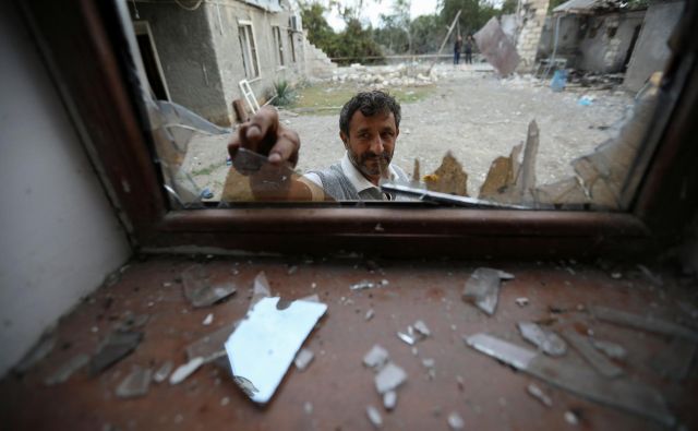 Spopadi med Azerbajdžanom in Armenijo se ne umirjajo. FOTO: Aziz Karimov/Reuters