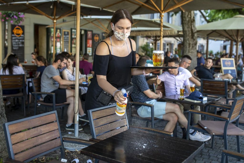 FOTO:Virus povečal razliko med plačami v javnem in zasebnem sektorju