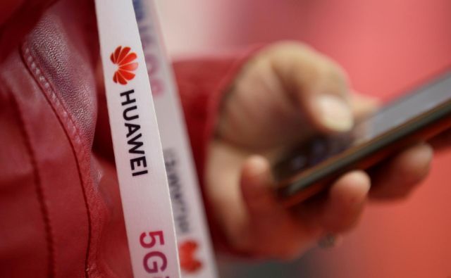 Če bo sklep sprejet, slovenski operaterji mobilnih telekomunikacijskih omrežij, ki zagotavljajo elektronske telekomunikacijske storitve in ki nabavljajo telekomunikacijsko infrastrukturo, te ne bodo smele več kupovati pri Huaweiu. FOTO: Jason Lee/Reuters