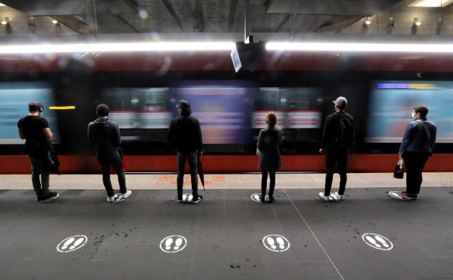 Varna razdalja na postaji tramvaja v Nici. FOTO: Eric Gaillard/Reuters