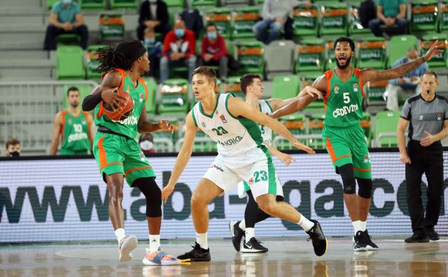 Kendrick Perry (z žogo) in Mikael Hopkins (desno) sta dajala ton igri Cedevite Olimpije med dvobojem s Krko. FOTO:ABA