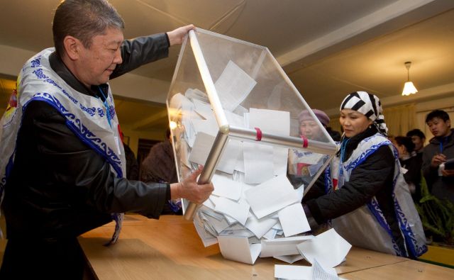 Volitve v Kirgizistanu. FOTO: Šamil Žumatov/Reuters