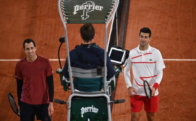 Novak Đoković (desno) se ni prav utrudil proti Kolumbijcu Danielu Galani in se v slabih dveh urah uvrstil v osmino finala teniškega turnirja za veliki slam v Parizu. FOTO: Anne-christine Poujoulat/AFP