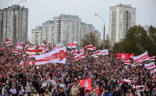 Po nekaterih ocenah je danes v Minsku protestiralo 100.000 ljudi. FOTO: Stringer/Reuters