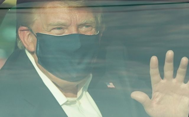 Močno kritizirana nedeljska vožnja Donalda Trumpa, med katero je pozdravljal privržence pred vojaško bolnišnico Walterja Reeda. FOTO: Alex Edelman/AFP