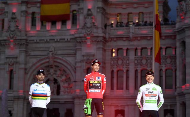 Po besedah moštvenega kolega pri Jumbo Visma Toma Dumoulina bo lanski zmagovalec dirke po Španiji Primož Roglič tekmoval tudi na letošnji Vuelti. FOTO: Oscar Del Pozo/AFP