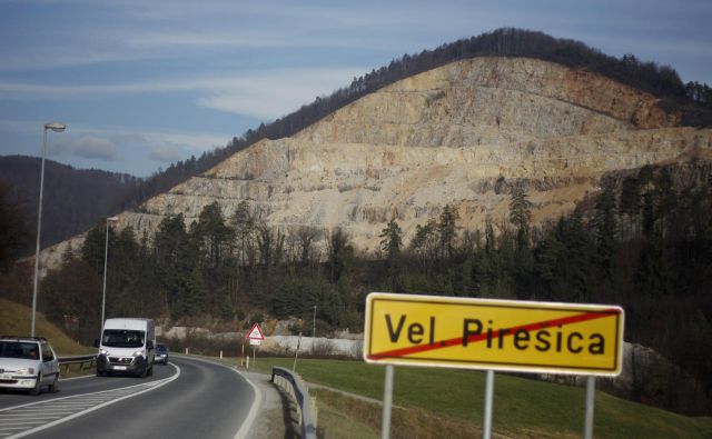 Od pravnega spora je odvisno, kdaj bodo lahko prodali kamnolom, ki je eden od ključnih pri gradnji tretje razvojne osi. FOTO Leon Vidic/Delo