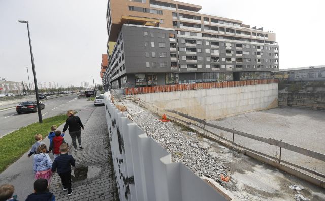 Čeprav ima poslovnež Izet Rastoder gradbeno dovoljene že od lanskega septembra, se gradnje najvišjih stoplnic v državi še ne more lotiti. Foto: Leon Vidic<br />
 