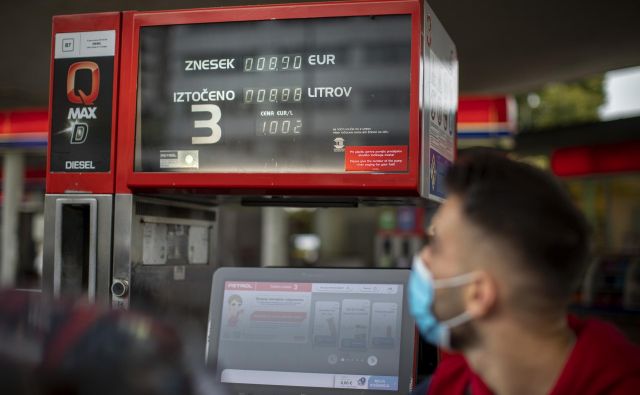 Trije največji trgovci Petrol, OMV in MOL so liter dizelskega goriva podražili za 0,2 centa na 1,002 evra. FOTO: Voranc Vogel/Delo