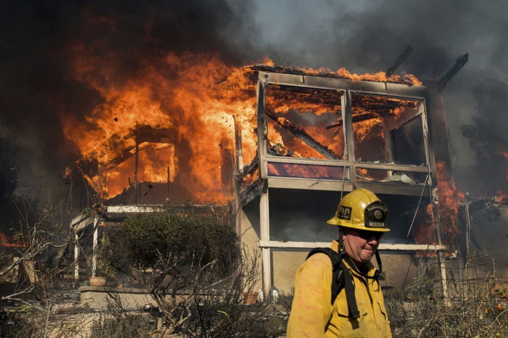 Požari v Kaliforniji na pragu domov bogatašev v Bel Airu