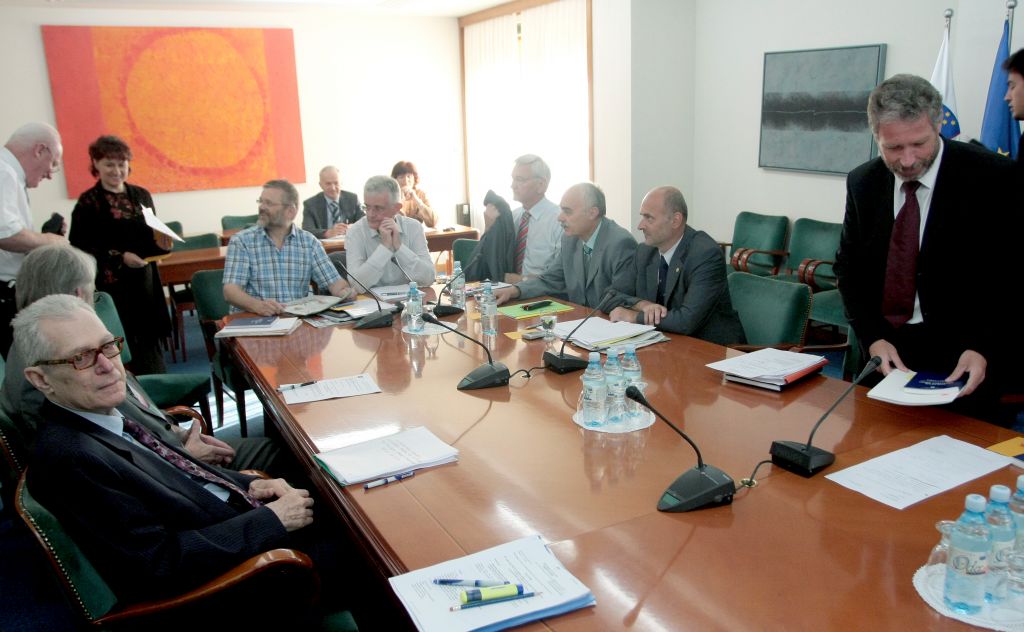 Večina za predloge SDS in NSi