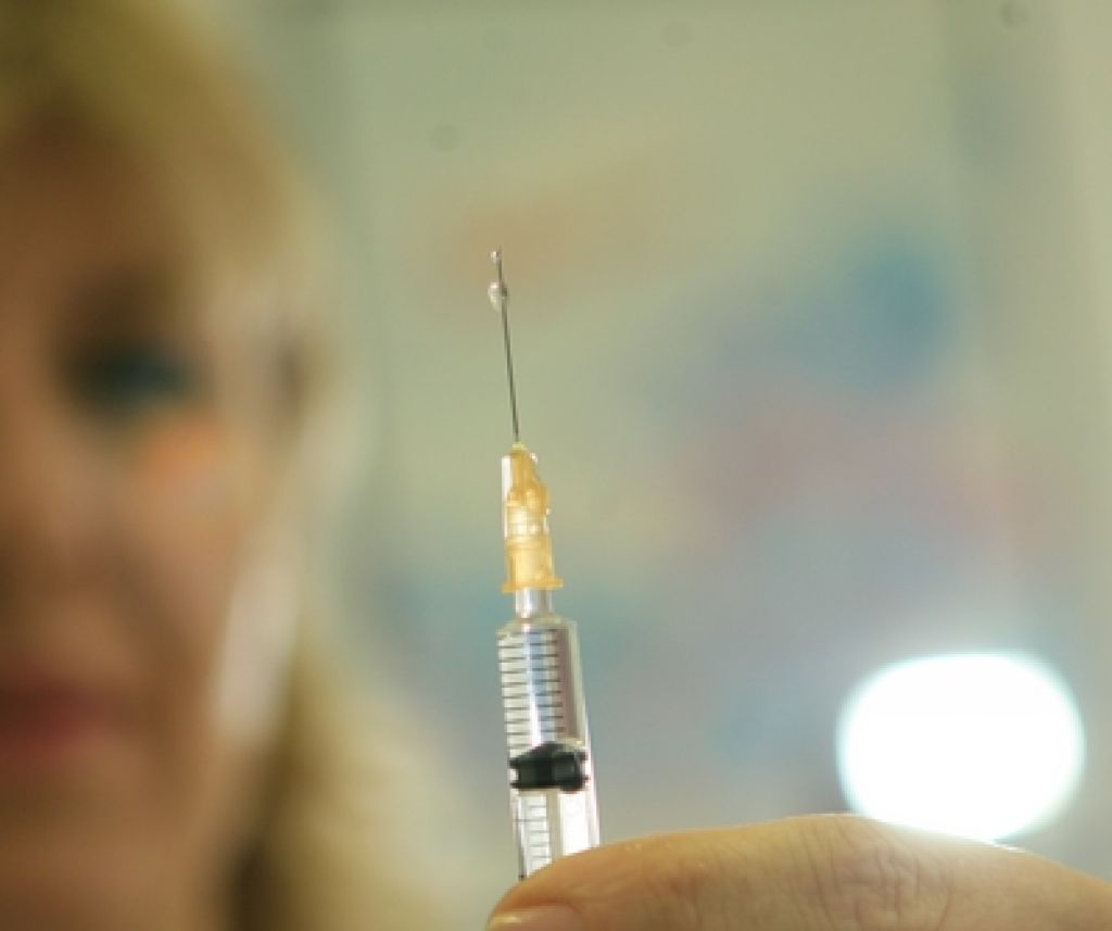 Eno od cepiv, ki jih na Japonskem povezujejo s smrtmi otrok, tudi pri nas