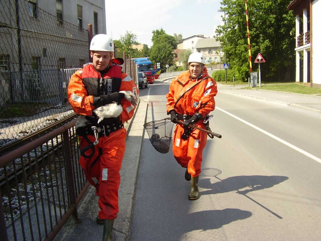 Pod gasilsko in policijsko uniformo bije veliko srce