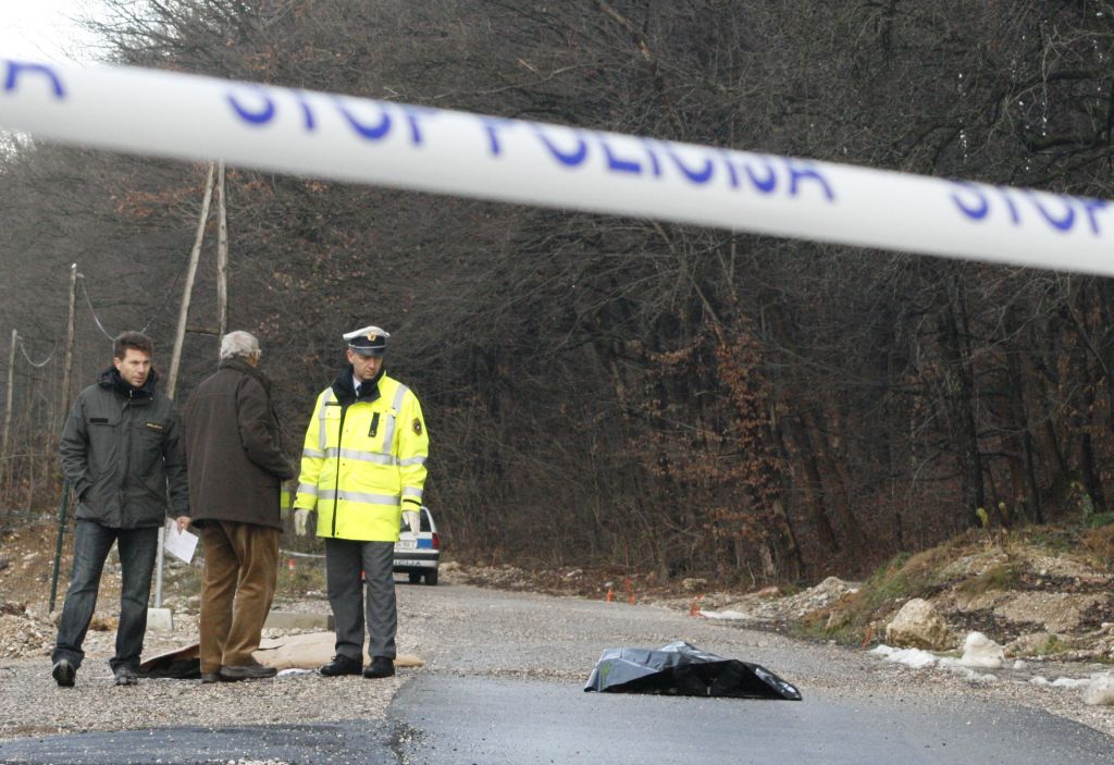 V čelnem trčenju na cesti Slivnica-Hoče umrl 58-letni voznik