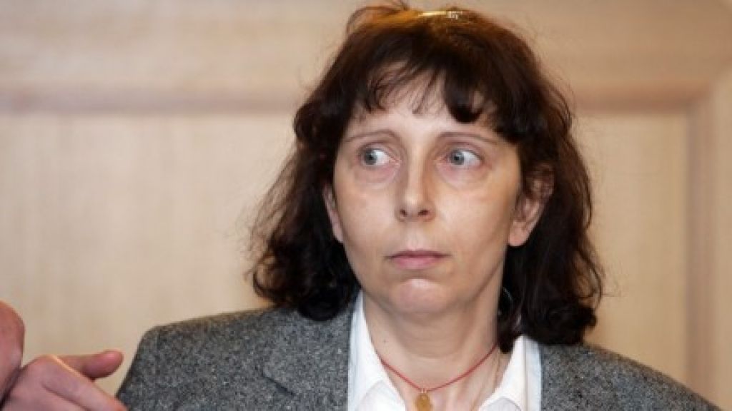 Petim otrokom je prerezala vrat