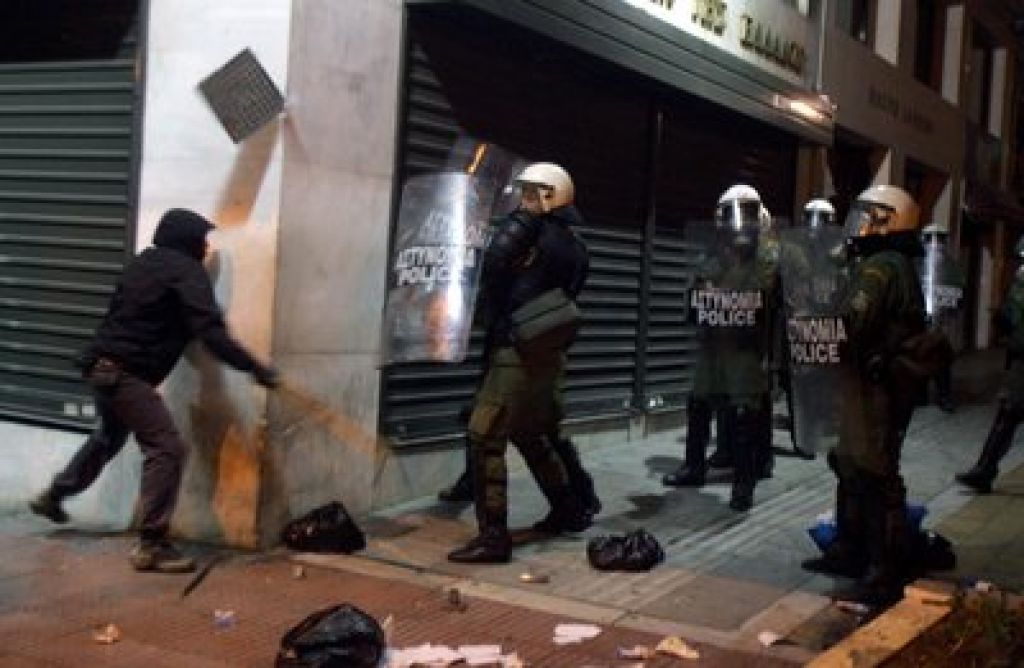 V Grčiji napadalec huje ranil policista