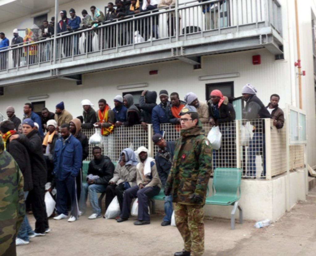 Italija bo 500 nezakonitih migrantov poslala nazaj v Tunizijo