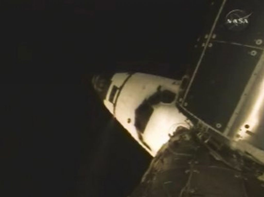 FOTO: Discovery prispel na Mednarodno vesoljsko postajo